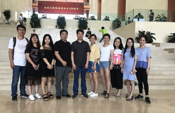 williamhill英国官网艺术硕士(美术)研究生赴中国美术馆开展专题艺术实践教学.jpg williamhill英国官网艺术硕士(美术)研究生赴中国美术馆开展专题艺术实践教学.jpg